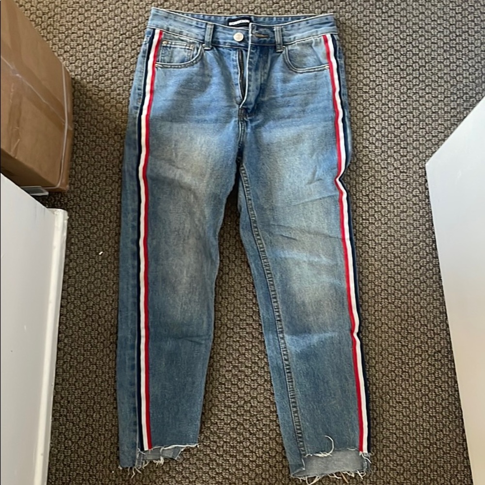 Medium washed denim jeans with streak